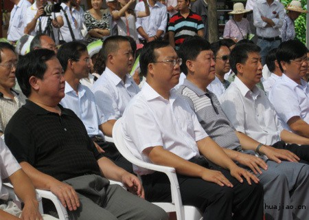 杨军和鲁甸县委书记江先奎在看文艺演出